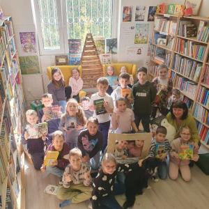 Spoločná fotka v Obecnej knižnici v Malinove